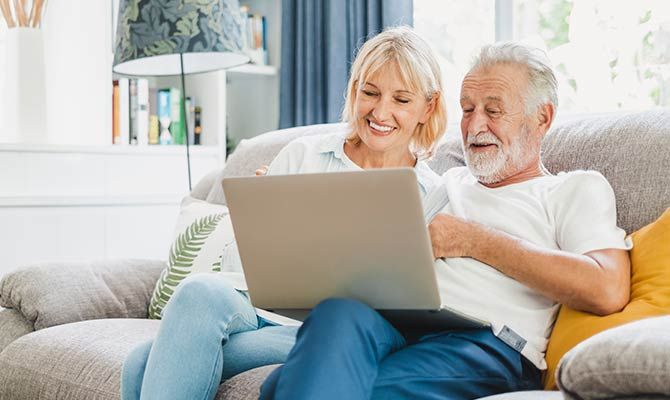 Bild Paar bei der Suche nach der richtigen Altersvorsorge 