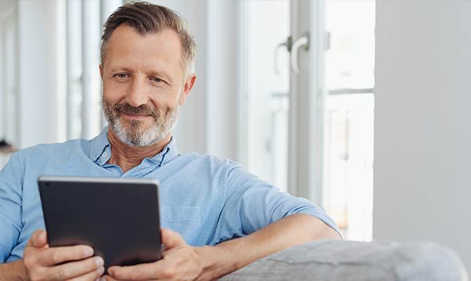 Bild Mann Ipad Gesundheitsschutz bei der H&W